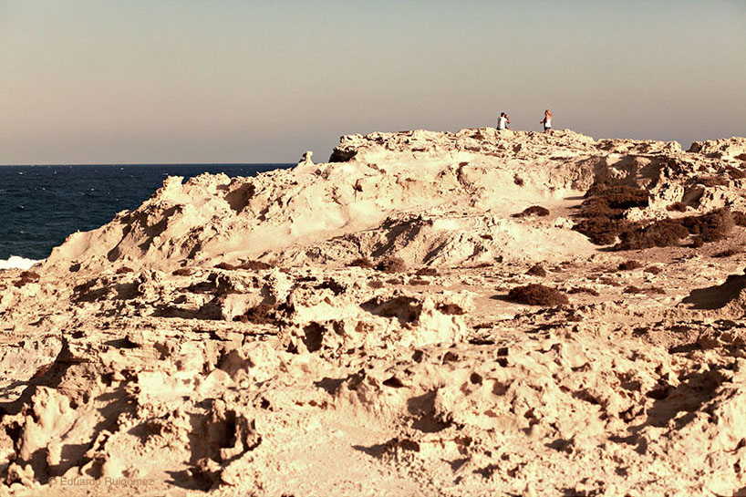 Turistas en la costa.